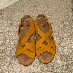Clarks Unstructured CapriStep Mustard Yellow Wedge Sandals Womens size 9